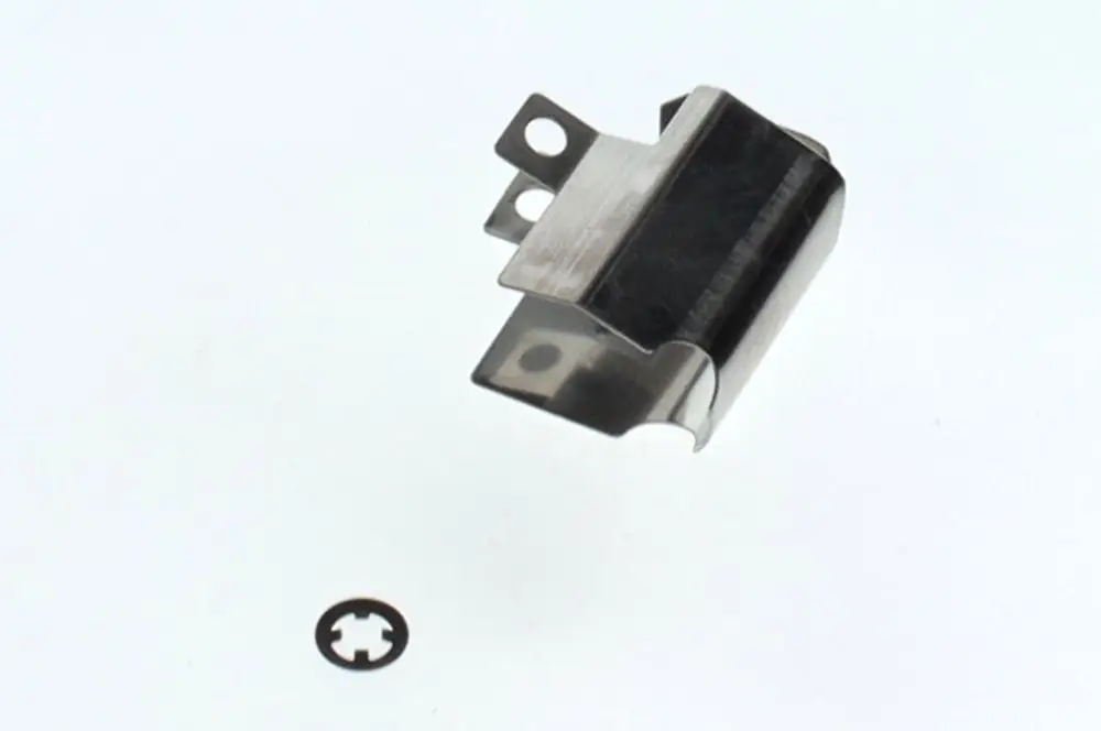 BOSCH Abweiser aus Metall mit zwei Anschlussösen. Im Vordergrund eine runde, schwarze Unterlegscheibe. Auf weißem Hintergrund.